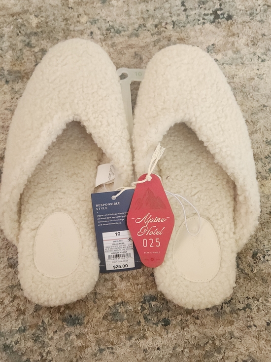 Universal Thread Shoes - Universal Thread Cream Sherpa Slip-On Slippers
